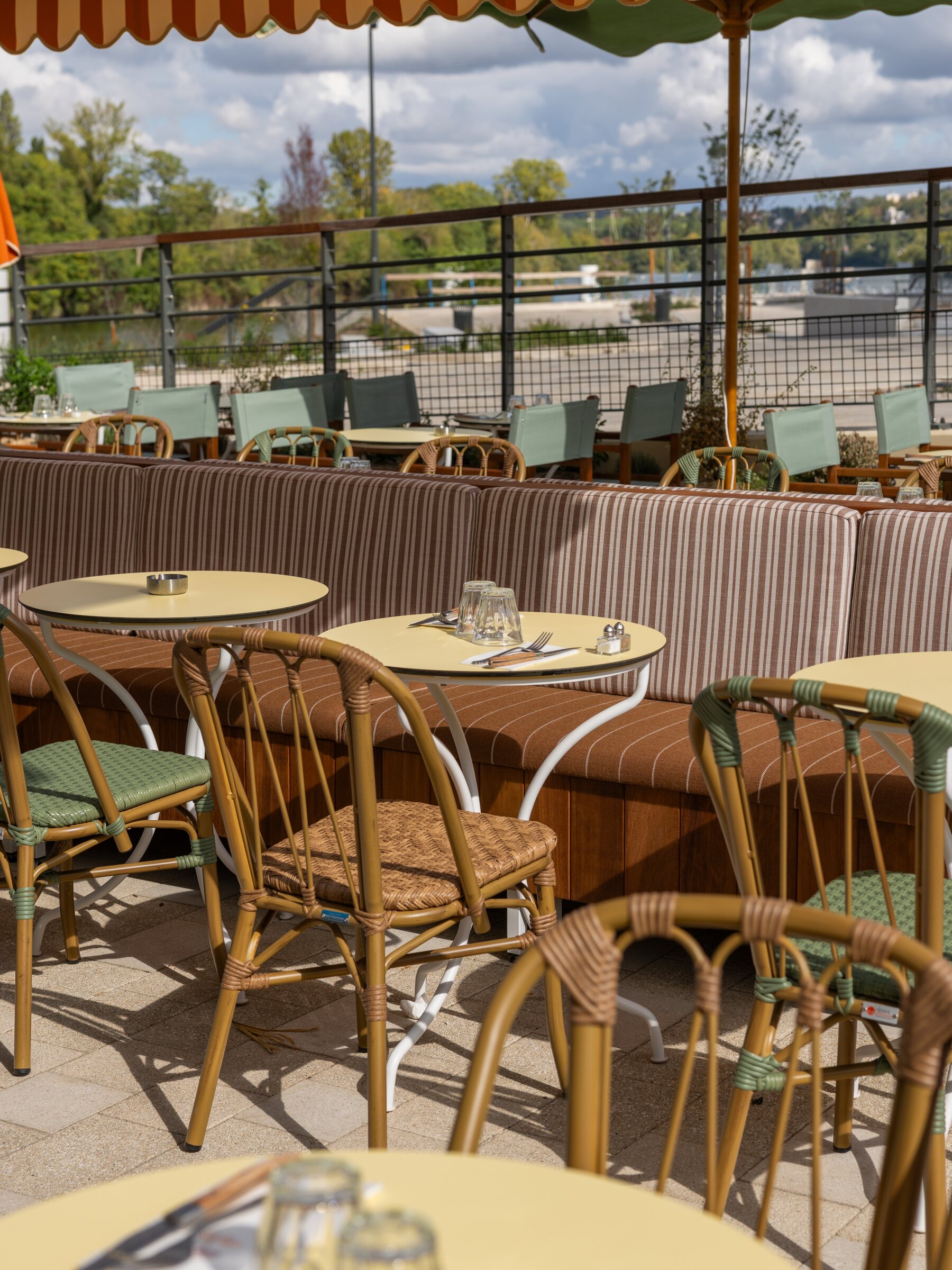 La terrasse face à la marina